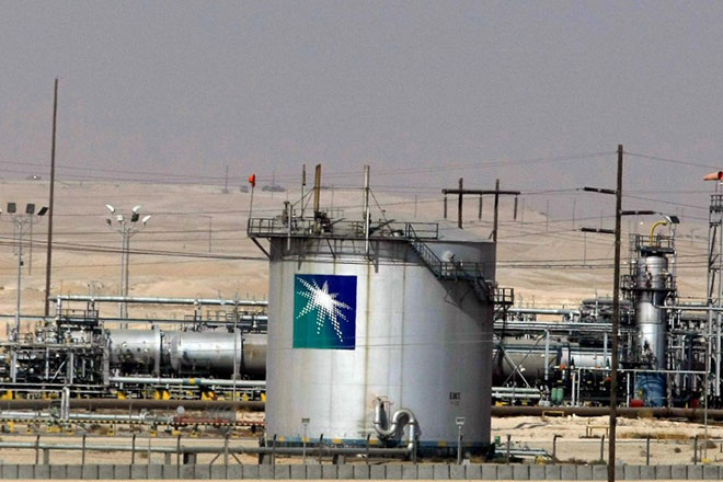 1. Saudi Aramco với năng lực sản xuất 12 triệu thùng dầu/ngày. Đây là tập đoàn xăng dầu lớn nhất thế giới với thu nhập hơn 1 tỷ USD/ngày. Saudi Aramco cũng là đại gia nắm trong tay những mỏ dầu lớn nhất thế giới. Công ty thành lập năm 1930 bởi các nhà đầu tư Mỹ. Đến năm 1980 công ty này được quốc hữu hoá và ngoài dầu khí, công ty này còn cung cấp các dịch vụ vận chuyển hàng không và sở hữu 2 sân bay tại Các Tiểu vương quốc Ả rập thống nhất.